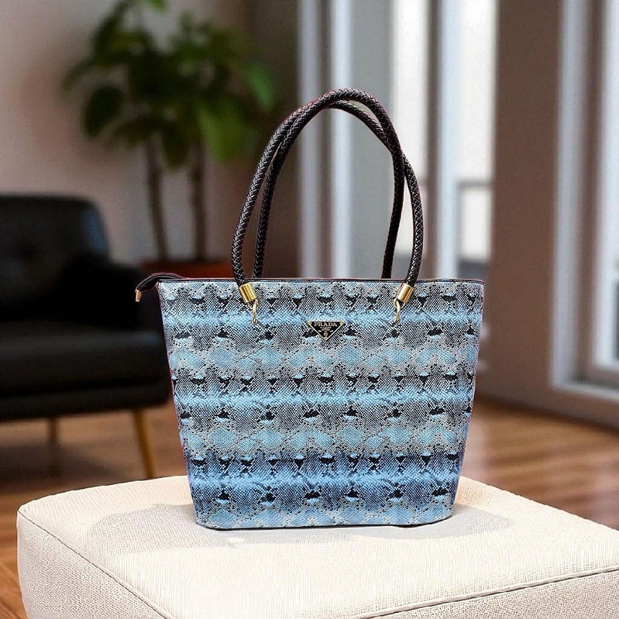 موديل جلد الثعبان نسائي