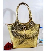 موديل سان لوران لون ذهبي